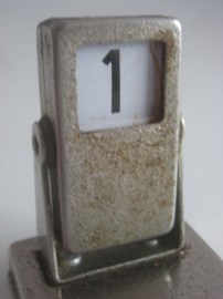 CALENDARIO METALICO SOBREMESA FOREIGN INGLES 1965 (5)